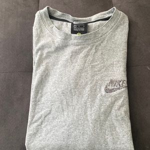 Large Nike Grey Short Sleeve Shirt